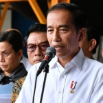 Presiden Jokowi saat kunjungan di PT PAL Indonesia, Surabaya, Senin (27/1). foto: bpmi