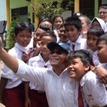 Mendikbud Muhadjir Effendy foto bersama para siswa SD.
