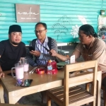 Hafid Yusik (pakai peci hitam) saat diwawancarai Syaiful Bahri, wartawan HARIAN BANGSA di Situbondo, Rabu (24/8/2022). Foto: BANGSAONLINE.com