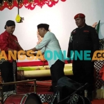 Ketua DPC PDIP Kabupaten Kediri, Murdi Hantoro, saat menyerahkan tokoh wayang kulit Noroyono kepada Ki Didik Wibisono. Foto: MUJI HARJITA/BANGSAONLINE
