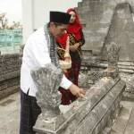 Bupati Sampang KH. Fannan Hasib saat ziarah ke leluhur Makam Ratoh Ebuh Polagan. foto: bahri/ BANGSAONLINE