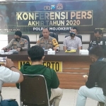 Waka Polres Kabupaten Mojokerto Kompol David Triyo Prajoso saat gelar press release anev.