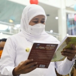 Gubernur Jawa Timur Khofifah Indar Parawansa saat mengunjungin bazaar buku, belum lama ini.