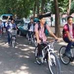 Puluhan siswa merayakan kelulusan dengan Gowes bersama menyusuri sejumlah ruas jalan di Situbondo. (foto: hadi prayitno/BANGSAONLINE)