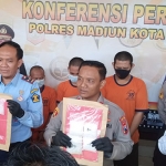 Kapolres Madiun Kota, AKBP Suryono, saat menunjukkan barang bukti ketika konferensi pers soal peredaran narkoba di lapas.