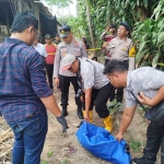 Petugas saat mengevakuasi jenazah bayi Desa Sumberasri, Kecamatan Nglegok, Kabupaten Blitar.