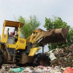 Alat berat saat meratakan sampah di TPA Sekoto. Foto: Ist