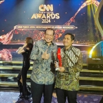 Kajari Kabupaten Probolinggo saat menerima penghargaan di CNN Indonesia Award 2024.