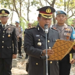 Kapolres Gresik AKBP Arief Kurniawan saat memimpin upacara pemakaman anggota Sidokkes Polres Gresik Aipda Wahyudi. Foto: Ist.