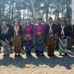 Bupati Blitar Rini Syarifahsaat  menghadiri momen sakral Larung sesaji di Pantai Serang, Blitar