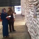 Kepala Disperindag Yetty Sisworini bersama petugas Bulog saat mengecek ketersediaan beras di gudang Bulog. (Arif Kurniawan/BangsaOnline.com)