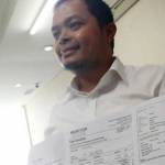 Anggota DPRD DKI Jakarta asal Hanura, Wahyu Dewanto menunjukkan dokumen perjalanan ke Australia, kemarin. foto: detik.com