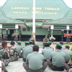 Ratusan anggota TNI saat mengikuti apel di Makodim 0813 Bojonegoro.