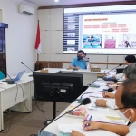 Bupati Kediri Hanindhito Himawan Pramana (tengah) saat memimpin rapat. foto: ist.