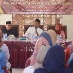 Wali Kota Pasuruan H. Saifullah Yusuf (pegang mik) saat membuka sosialisasi forum warga tingkat kelurahan dalam Pilwali Pasuruan 2024 yang digelar KPU di Kecamatan Bugul Kidul, Rabu (5/6/24) kemarin.