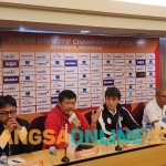Pelatih Timnas U-19, Indra Sjafri, saat pre-match press conference di Surabaya. Foto: DEVI FITRI AFRIYANTI/BANGSAONLINE
