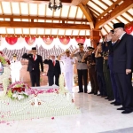 Pj Gubernur Jatim dan jajarannya saat memimpin ziarah ke Makam Gubernur Soerjo di Magetan.