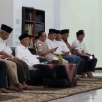 Dr Muhammad Albarra (Gus Barra) saat menyampaikan pengarahan dalam acara konsolidasi dan pembekalan saksi Kecamatan Puri Mojokreto, Selasa (25/9/2024). Foto: MMA/bangsaonline