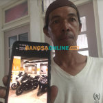 Rudi Purnomo, ayah korban saat menunjukkan foto Kawasaki Ninja 250 yang raib dibawa kabur pelaku. FOTO: Rusmiyanto/BANGSAONLINE