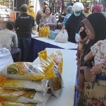 Antusiasme warga Patrang saat belanja di operasi pasar yang digelar di Pasar Kreongan Jember.