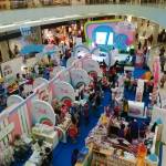 BELANJA. Suasana pameran belanja yang digelar sebuah mall online bekerjasama dengan majalah untuk ibu dan anak di Ciputra World Surabaya. foto : nisa/bangsaonline