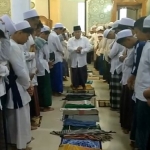 Para santri meletakkan sajadahnya agar diinjak Prof Dr KH Asep Safuddin Chalim, MA, sebagai tabarrukan, di Masjid Raya KH Abdul Chalim Pondok Pesantren Amanatul Ummah Pacet Mojokerto Jawa Timur,  Sabtu (25/12/2021). Foto: MMA/ BANGSAONLINE.com