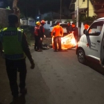 Petugas medis saat mengevakuasi korban meninggal dunia yang diduga kecelakaan menabrak sebuah pohon di Jalan Stasiun Gubeng, Surabaya.