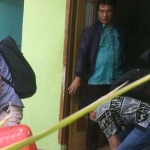 Tim penyidik KPK RI, saat meninggalkan kediaman Zainudin, usai digeledahnya selama dua jam kurang lebih, Rabu (21/3). Foto: Iwan Irawan/BANGSAONLINE