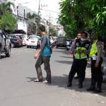Petugas Dishub dibantu petugas Polres dan Kodim ketika razia jukir liar. foto: SYUHUD/ BANGSAONLINE