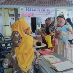 Ibu-ibu di Desa Dadapkuning membawa anak mereka ikuti program posyandu. Foto: Ist.