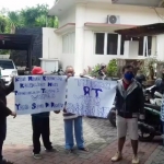 Sejumlah warga RT 7/RW 7 Kelurahan Sukabumi, Kecamatan Mayangan, Kota Probolinggo meluruk kantor DPRD setempat.