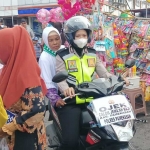 Salah satu Polwan Polres Pamekasan saat mengantarkan jemaah haji lansia menuju Masjid Agung Asy-Syuhada Kabupaten Pamekasan.
