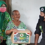 Ketua GPK Jombang H Mujtahidur Ridho saat salurkan sembako kepada salah satu lansia.