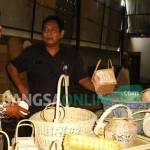 Salah satu UMKM di Gresik yang memroduksi tas dari ayaman rotan. foto: syuhud/ BANGSAONLINE