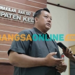 Ketua DPRD Kabupaten Kediri, Dodi Purwanto, saat memberi keterangan kepada awak media. Foto: MUJI HARJITA/ BANGSAONLINE