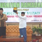 KH. Hasyim Muzadi menerima tali cindra mata dari Direktur Utama PT Garam Usman Perdanakusuma. foto: PT. Garam