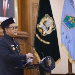 Pj Gubernur Jatim, Adhy Karyono, saat memberi sambutan ketika melantik Pj Wali Kota Malang dan Pj Bupati Magetan.