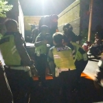Petugas gabungan saat menaikkan sepeda motor hasil razia ke atas truk untuk selanjutnya dibawa ke Mako Satlantas Polres Kediri. foto: ist. 