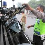 DIAMANKAN – Petugas menaikkan motor korban ke atas mobil Laka setelah kejadian, Kamis (26/2). foto: agus/BangsaOnline.com