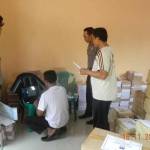 KAWAL: Petugas sedang mengawal dan mengawasi kertas suara Pilkada Ngawi 2015 yang telah sampai di kantor KPUD Ngawi, kemarin. foto: zainal abidin/BANGSAONLINE