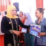 Gubernur Jawa Timur Khofifah Indar Parawansa saat membagikan 100 paket zakat produktif kepada para pelaku usaha ultra mikro.