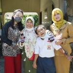 Eriani Annisa Hanindhito, Ketua Yayasan Dharma Wanita Kabupaten Kediri (kiri) bersama orang tua murid dan anaknya, serta seorang guru. foto: ist.