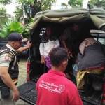 Petugas satpol PP Malang ketika mengevakuasi gepeng, dinaikkan ke truk. (ft: hms/ BANGSAONLINE)