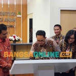 Pj Gubernur Jatim, Adhy Karyono, saat meresmikan layanan Hematologi Onkologi Anak di RSUD dr Soetomo, Surabaya. Foto: DEVI FITRI AFRIYANTI/BANGSAONLINE