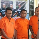 Kapolres Nganjuk Handono Subiakto bertanya kepada para tersangka pengedar sabu saat konferensi pers. foto: BAMBANG/ BANGSAONLINE
