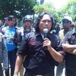 Massa MDW saat aksi di Pendapa Kabupaten Sampang, Selasa (25/3/2014). Foto: Junaidi Jufa/Bangsa Online