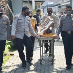 Iptu (Purn) Bambang Surono saat dibawa pihak Polresta Sidoarjo ke rumah sakit.