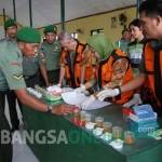 Kodim Jombang gelar test urine bagi prajurit. (ft: ony/dio/ BANGSAONLINE)