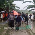 Proses evakuasi jasad santri langitan. foto: SUWANDI/ BANGSAONLINE