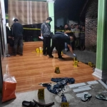 Petugas saat olah TKP penganiayaan yang mengakibatkan kematian di Desa/Kecamatan Beji, Kabupaten Pasuruan.